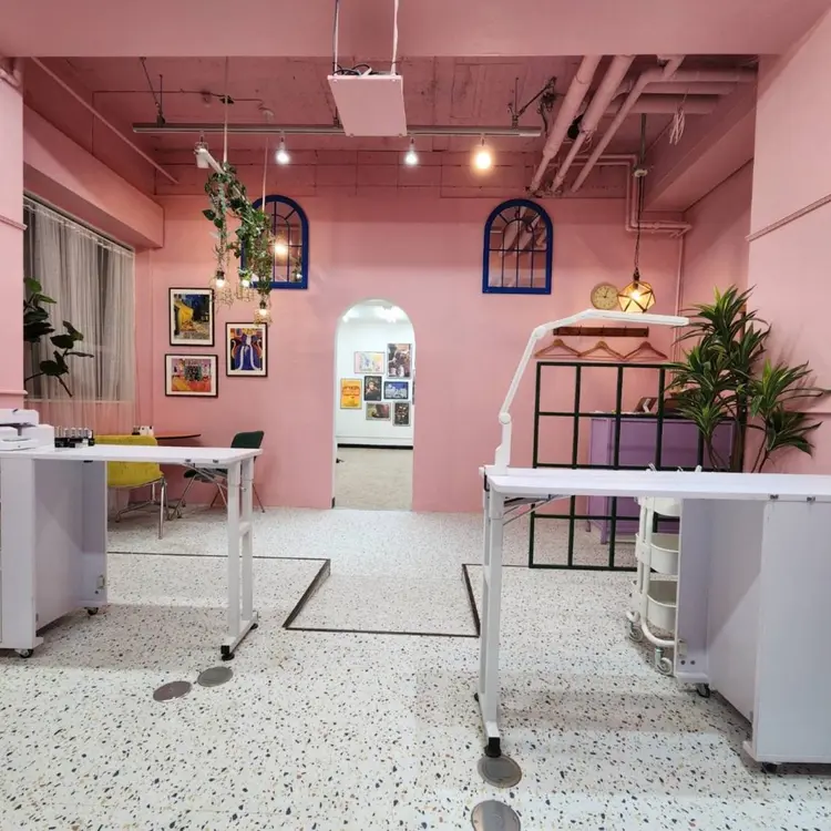 ニコネイルサロンワークスクールの内観・外観1