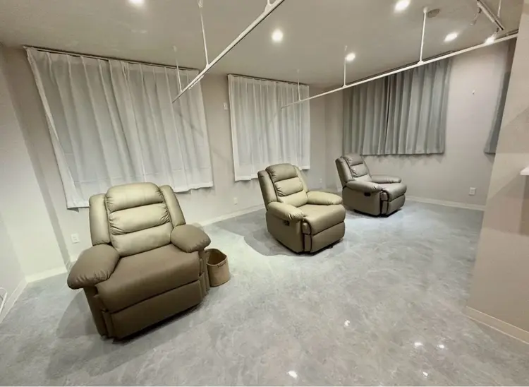 メンズアイブロウR/men.岡山駅前店　メンズ特化韓国式眉毛専門店【アールスラッシュ】の内観・外観1