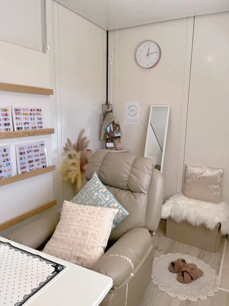 Blue  bird  nailの内観・外観2