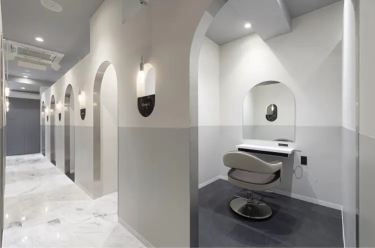 SALOWIN新宿三丁目店の内観・外観2