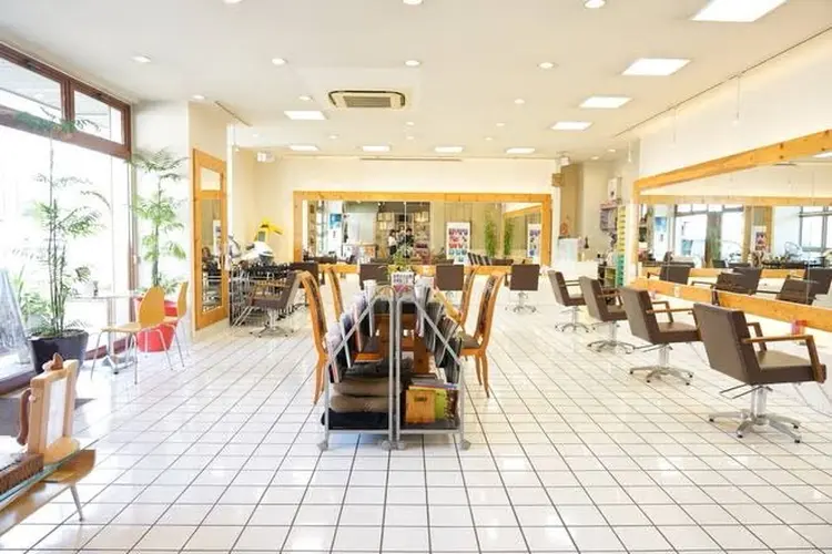 ヘア&メイクSAWA 上田本店の内観・外観2