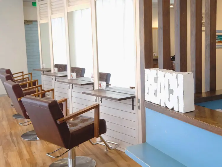 CECIL hair なんば店の内観・外観2