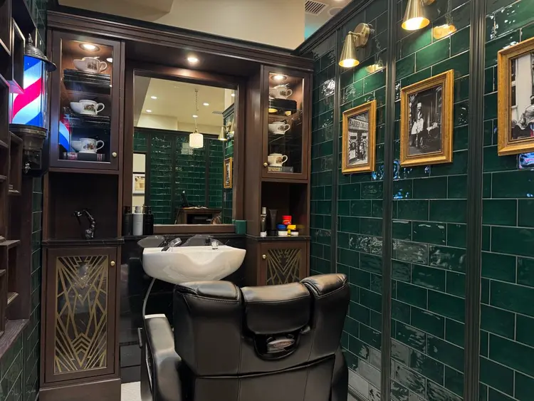 ヒロ銀座バーバーショップ広島本店の内観・外観2