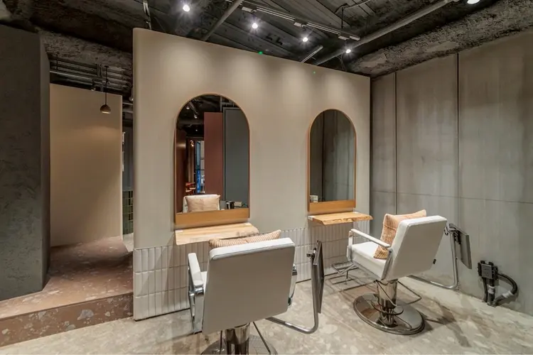 LOCCA銀座中央通り店の内観・外観1