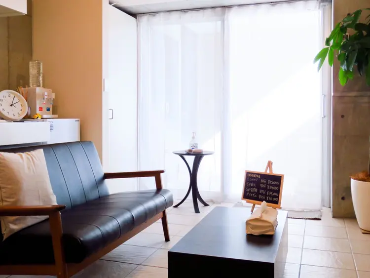 THREEの内観・外観1