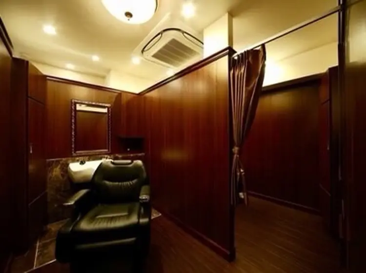 プレミアムバーバー　表参道店の内観・外観3