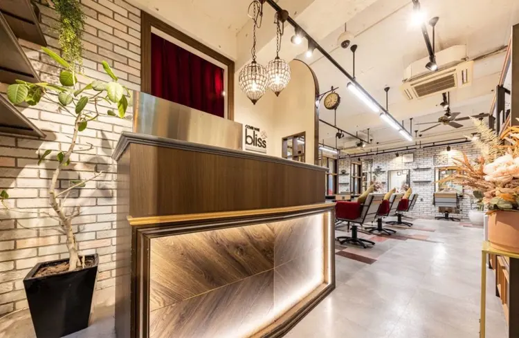 COVER  HAIR bliss 大宮西口店の内観・外観1