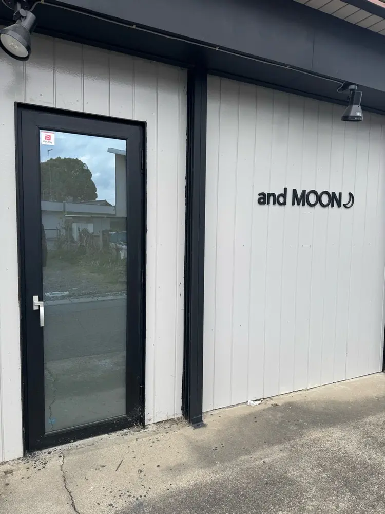 and MOONの内観・外観1