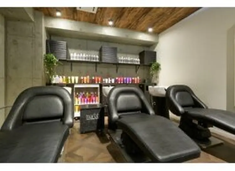 youres hair 新宿west店の内観・外観1