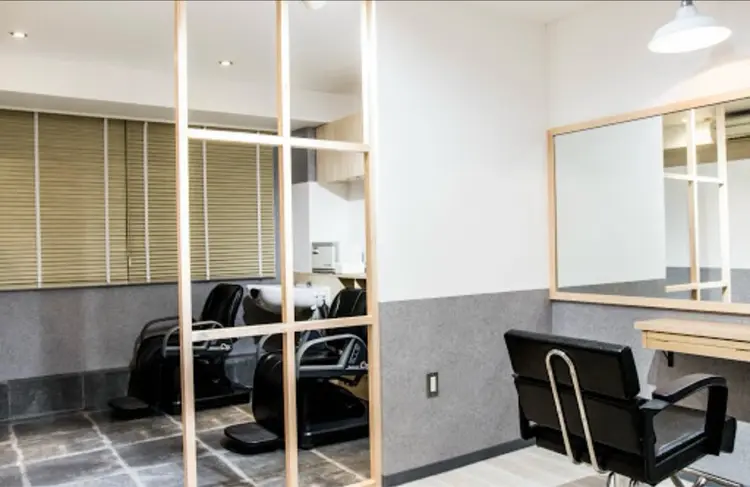 MEN'S HAIR PERCUT 新宿店の内観・外観2