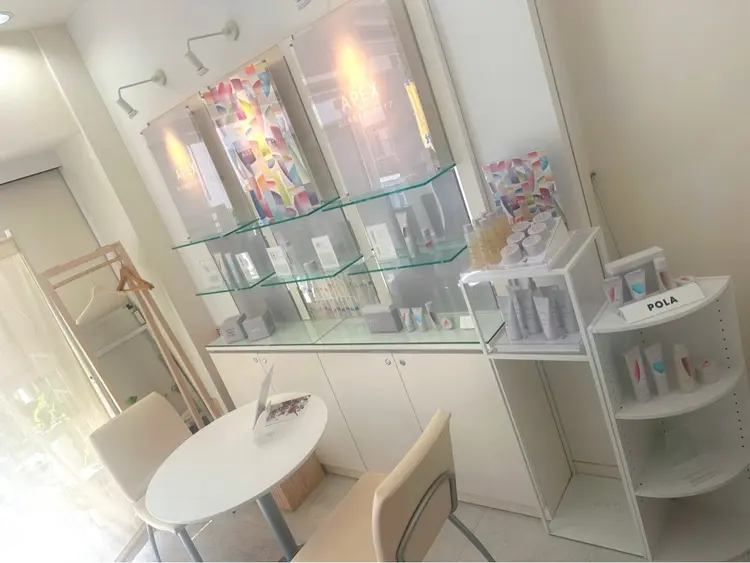 POLA THE BEAUTY生駒駅前店の内観・外観1