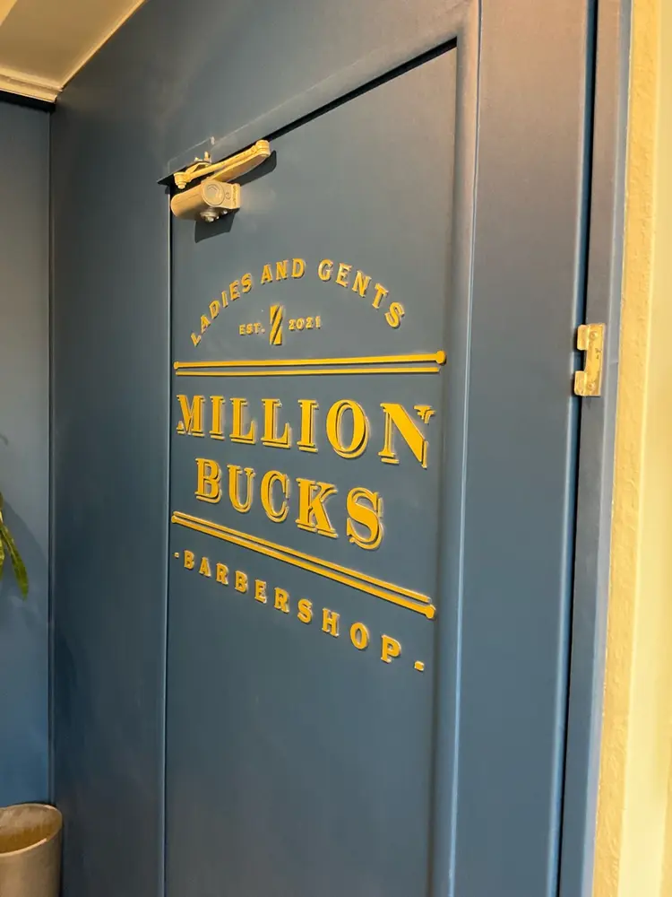 MillionBucksOKACHIMACHIの内観・外観1