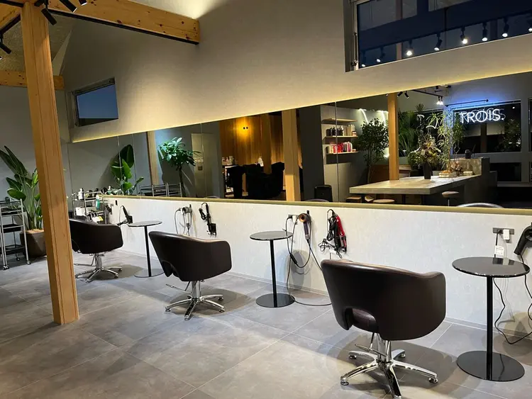 TROIS.高崎の内観・外観2