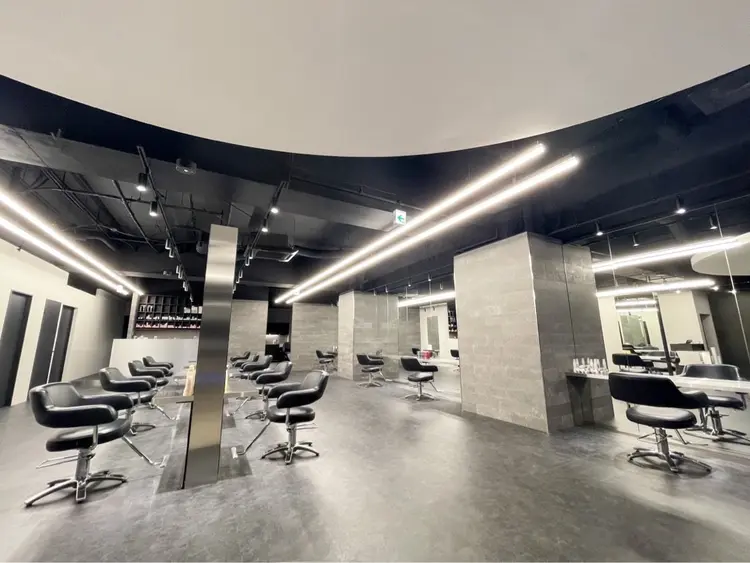 SKNOWの内観・外観1