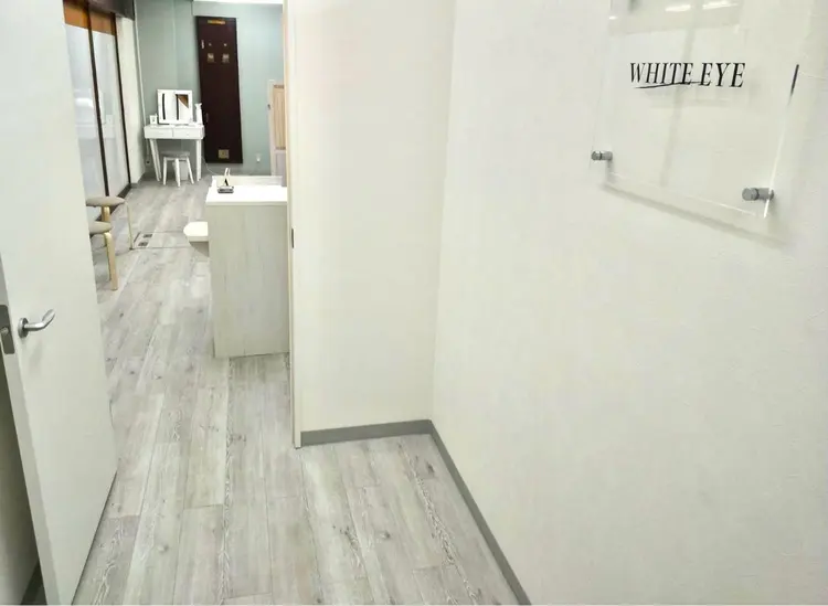 WHITE EYE枚方店の内観・外観1