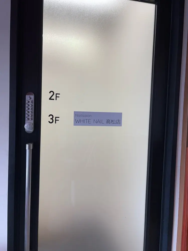 WHITE NAILの内観・外観2