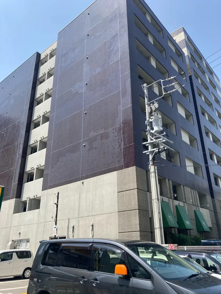 THREEの内観・外観2