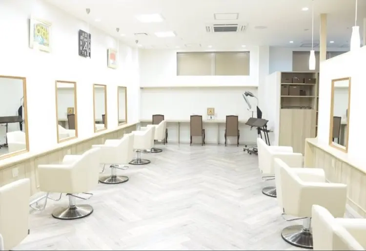 LASSIC HAIR 土山店の内観・外観1