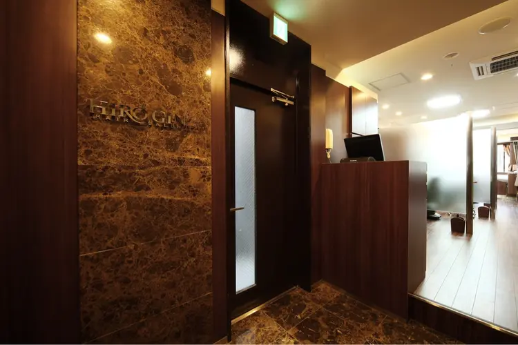 HIRO銀座ヘアーサロン　池袋東口店の内観・外観1