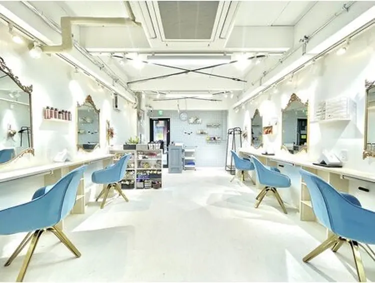 ネイルサロンAim河原町[ヘアセット　ヘアエクステ　着付　専門店]の内観・外観1