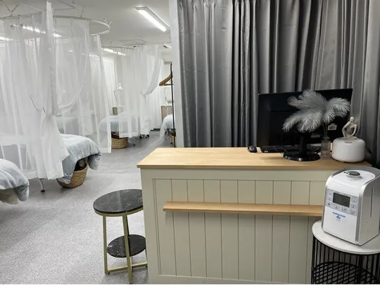 cheek 新宿西口の内観・外観1