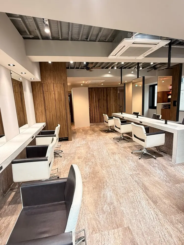 youres hair 髪質改善トリートメント&ヘッドスパ 新宿EASTの内観・外観1