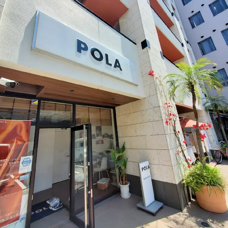 POLA博多駅筑紫口店の内観・外観2