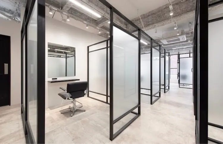 salowin梅田茶屋町店の内観・外観1