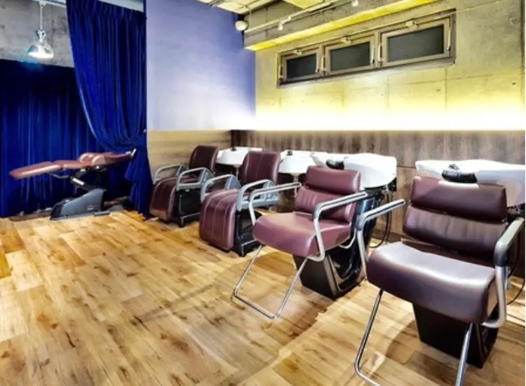 HAIR& MAKE   Earth 大和店の内観・外観2