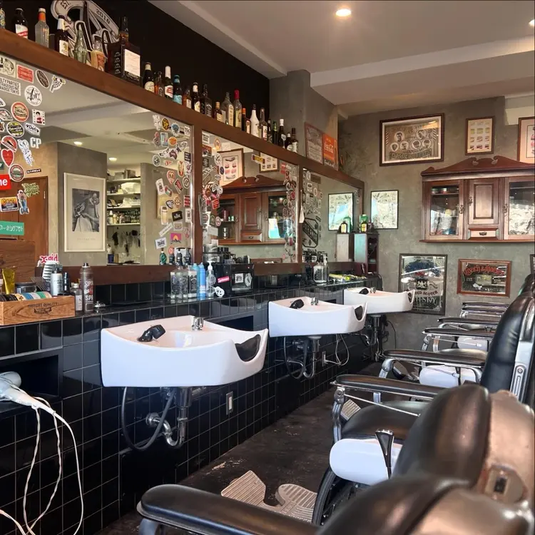 L.A BARBER SHOP草津店の内観・外観1