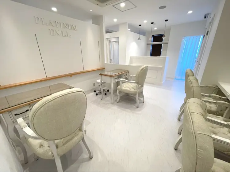 PLATINUM DOLL 二条駅前店の内観・外観2