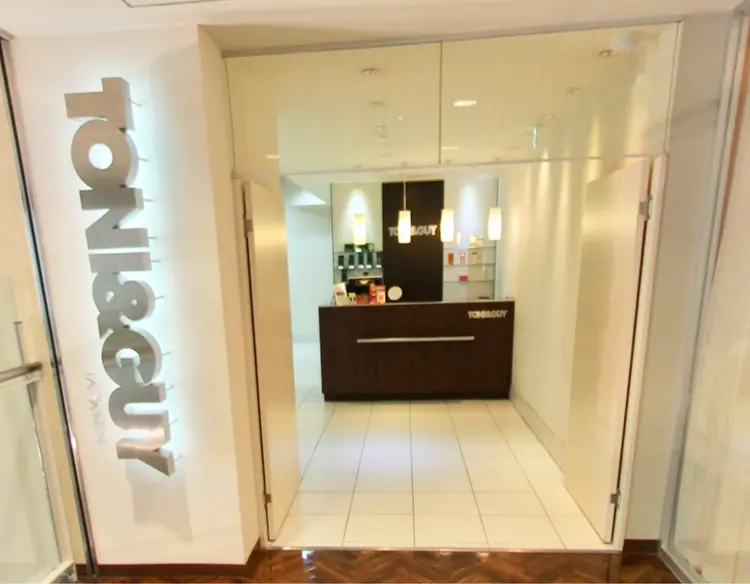 TONI&GUY福岡天神の内観・外観1