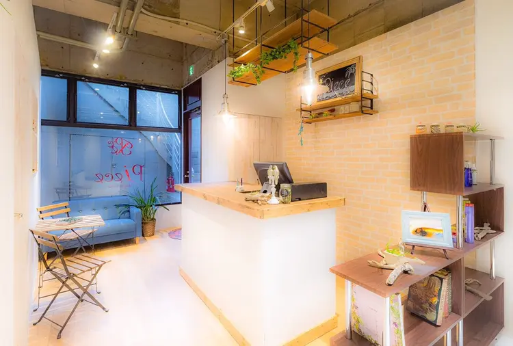 Piece hair&estheの内観・外観1