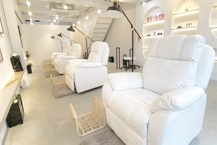 fiio brow 大阪梅田(美眉アイブロウラミネーション眉毛専門店)の内観・外観3