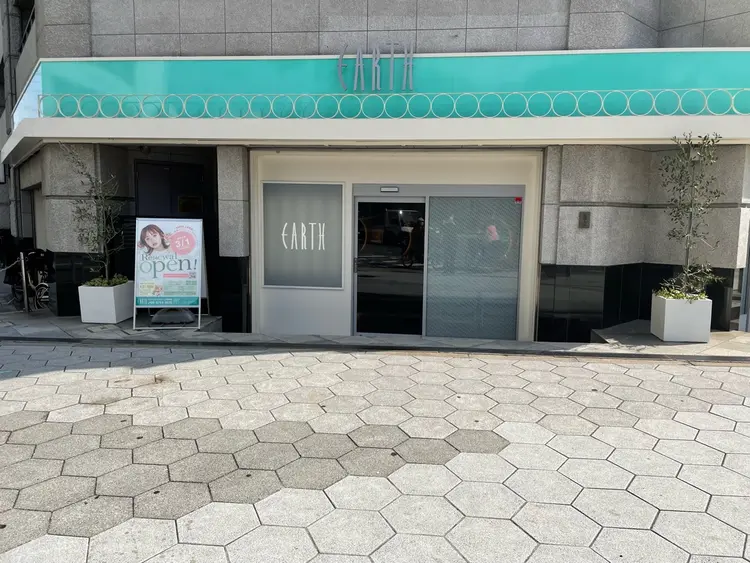 HAIR&MAKE EARTH 上本町店の内観・外観1