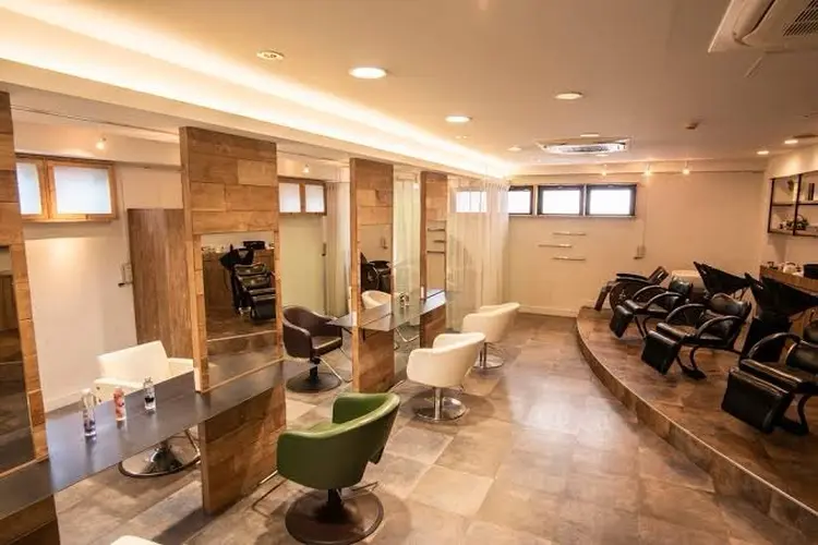 youres hair 東新宿の内観・外観2