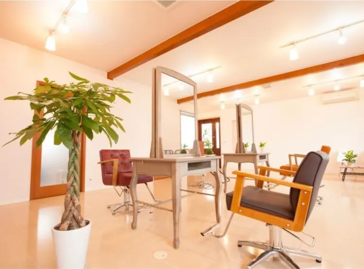 CROWNの内観・外観2