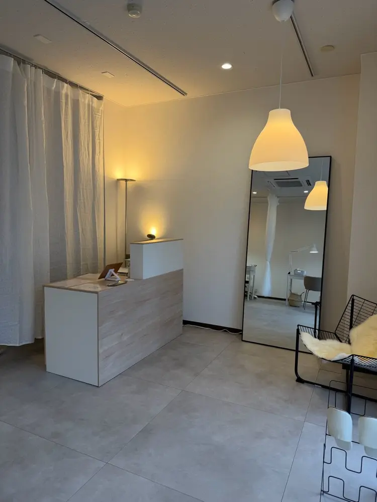 WHITE NAILの内観・外観2