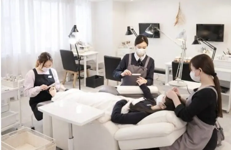 nail&eyelash La journee【ラ・ジュルネ】の内観・外観1