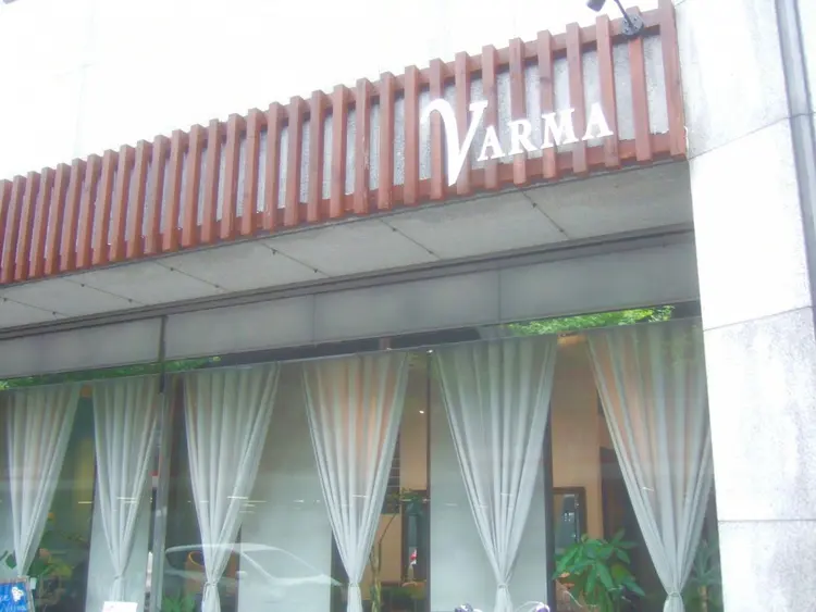 VARMA 江坂店の内観・外観1