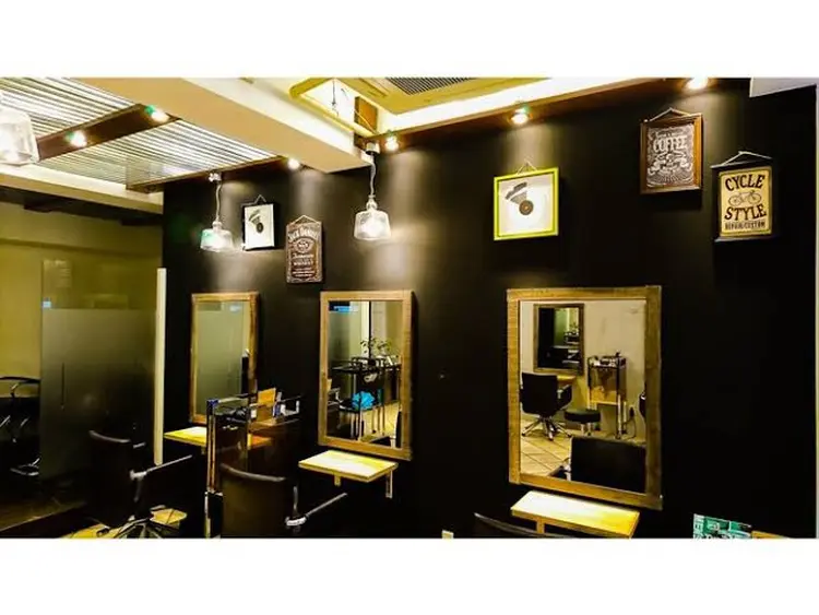 QUATTRO HOMME 【クワトロ オム】の内観・外観1