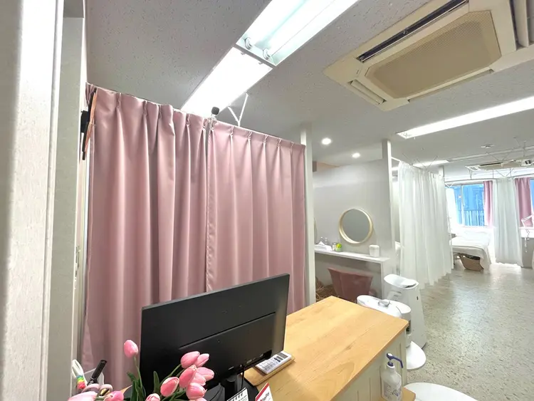 cheek eyelash salon 横浜西口店の内観・外観2