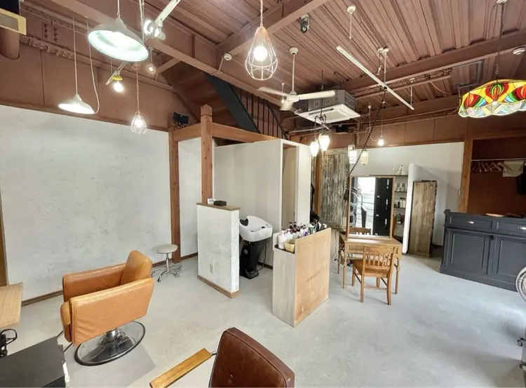 LUAU Hair Makeの内観・外観1