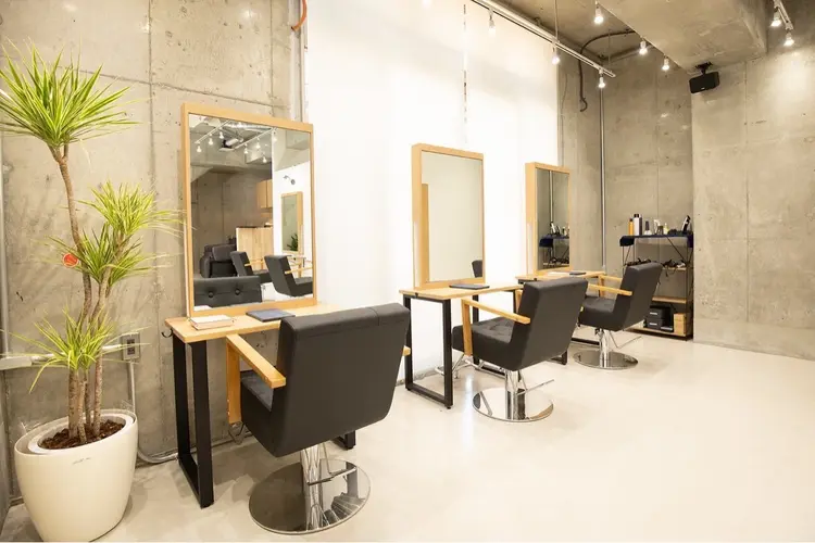 Agu hair iris 新所沢店【アグ ヘアー イーリス】の内観・外観1