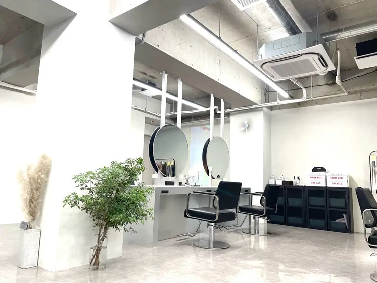 tint by alo bleach 大阪梅田【ティントバイアロブリーチ】の内観・外観1