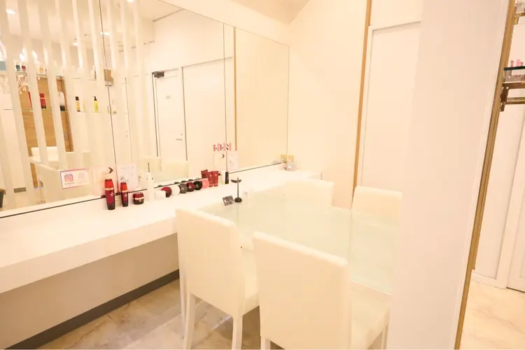 ニキビ専門サロンoliss新宿店の内観・外観1