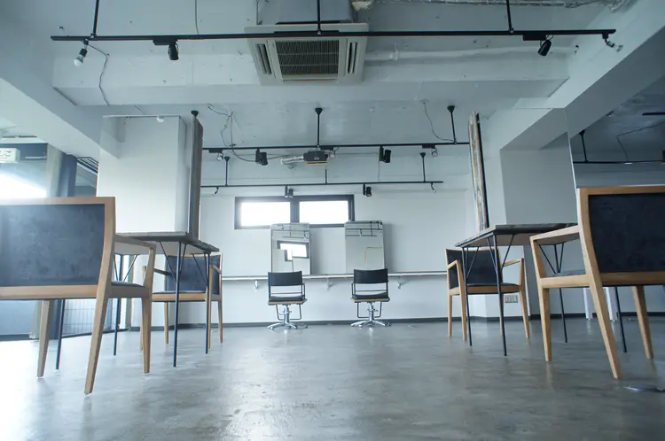 become men's hair 名駅店の内観・外観2