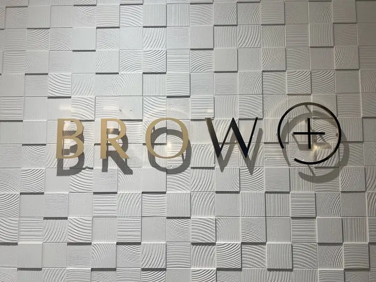 BROW+梅田店[ブロウタス]の内観・外観2