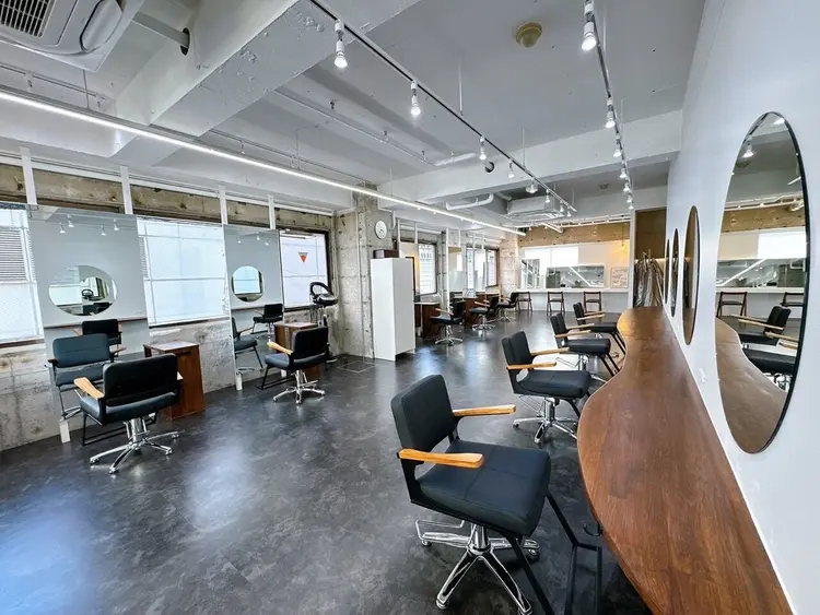 Agu hair Aim 八王子店の内観・外観1