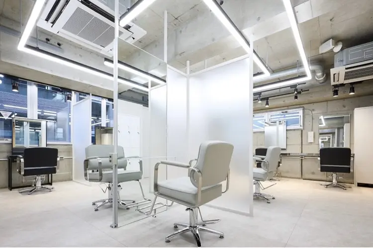 youres hair 髪質改善トリートメント&ヘッドスパ 新宿west店の内観・外観2